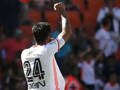 FOTO: Garay celebra uno de sus goles a Osasuna. / VÍDEO: Declaraciones del entrenador del Valencia, Voro González.