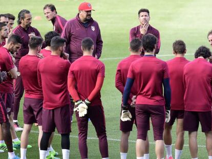 Simeone charla con sus jugadores en un entrenamiento.