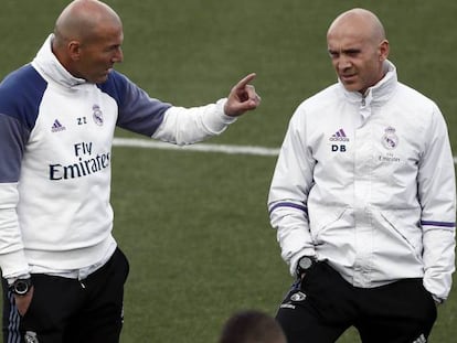 Zidane junto a su ayudante, Bettoni, en el entrenamiento de este sábado.
