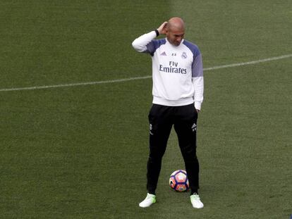 Zidane, durante el entrenamiento en Valdebebas.