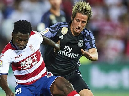 Fabio Coentrao, a la derecha, durante el partido contra el Granada del pasado día 6.