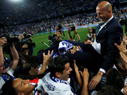Zidane es manteado por sus jugadores. En el vídeo, el entrenador del Real Madrid en rueda de prensa.