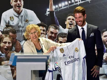 Manuela Carmena posa con la camiseta del Madrid junto a Sergio Ramos.
