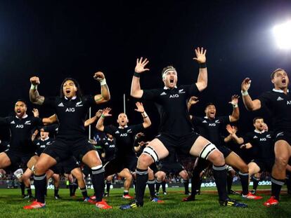 Los 'All Blacks' realizan la tradicional Haka, danza tribal maorí para intimidar al oponente, antes de un partido de rugby.