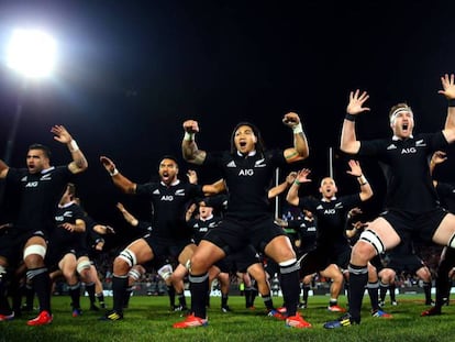 Los 'All Blacks' realizan la tradicional Haka, danza tribal maorí para intimidar al oponente, antes de un partido de rugby.