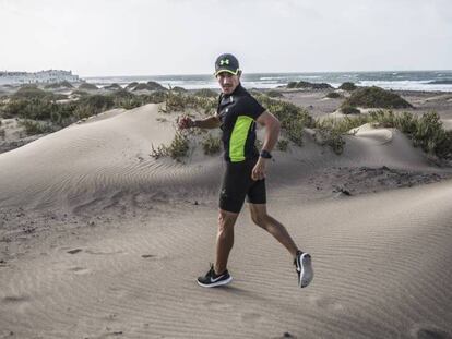 Diego Polino, atleta de retrorunning, practica su disciplina en Lanzarote.