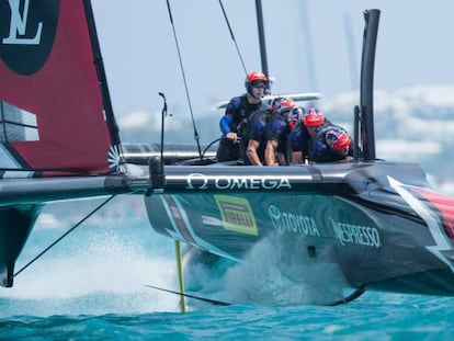 Los ciclistas de Nueva Zelanda pedalean en el catamarán durante una de las competiciones.