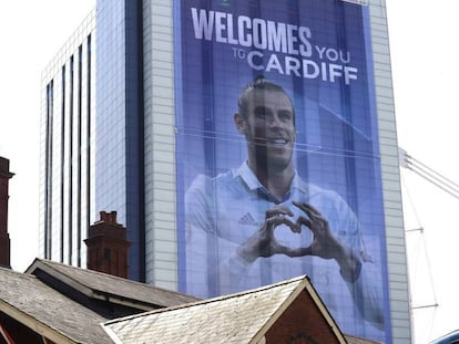 Un póster gigante de Bale en Cardiff.