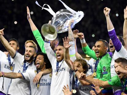 Ramos levanta el trofeo de la Champions en Cardiff. Vídeo: celebración madridista en Cibeles.