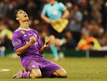 Cristiano Ronaldo celebra su tercera Champions con el Real Madrid.