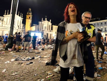 Una seguidora de la Juventus és evacuada de la Piazza Sant Carlos, en el centre de Torí.