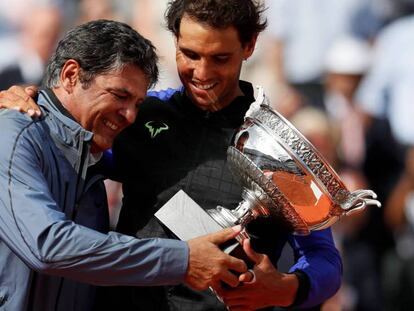 Toni Nadal le entrega al trofeo de Roland Garros a su sobrino, ayer en París.