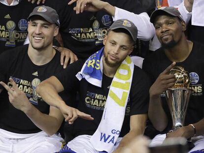 Thompson, Curry y Durant, con el trofeo al MVP.