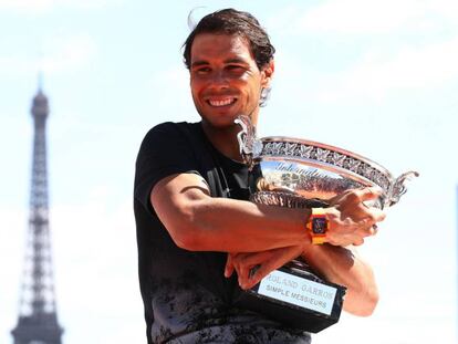 Nadal posa para los medios ante la Torre Eiffel.