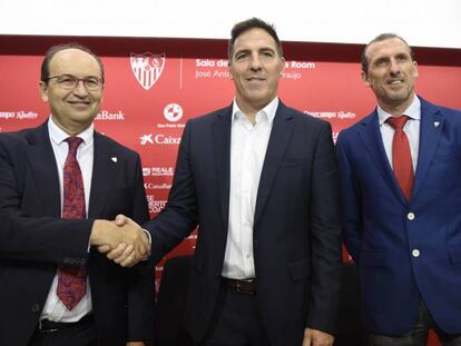 Berizzo, junto al presidente Castro y Arias, director deportivo del Sevilla.