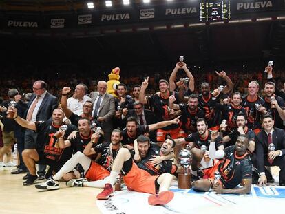 FOTO: Los jugadores del Valencia celebran el título de Liga. / VÍDEO: Declaraciones de Sergi Llul tras el partido.