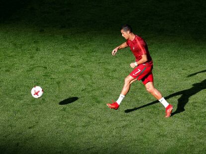 Cristiano Ronaldo, durante un entrenamiento con Portugal. En el vídeo, declaraciones de Cristóbal Montoro.