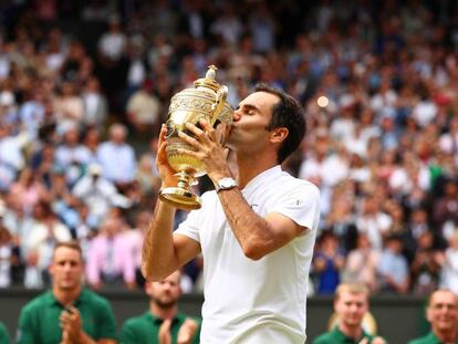 Federer besa el trofeo de campeón en la central de Wimbledon. Clive Brunskill Getty. REUTERS-QUALITY