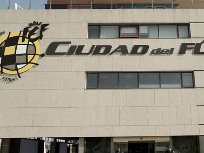 Dos guardias civiles custodian la entrada de la RFEF. En vídeo, la Operación Soule: derechos deportivos y mucho más.