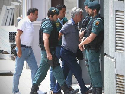 FOTO: Ángel María Villar durante el registro en la sede de la misma, en Las Rozas. / VÍDEO: Marcos Galera, abogado de Derecho Deportivo, explica las consecuencias de su detención.