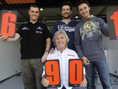 La saga de pilotos de los Nieto posa en el circuito de Cheste. JORDI VICENT. En vídeo declaraciones de Gelete, hijo de Angel Nieto.