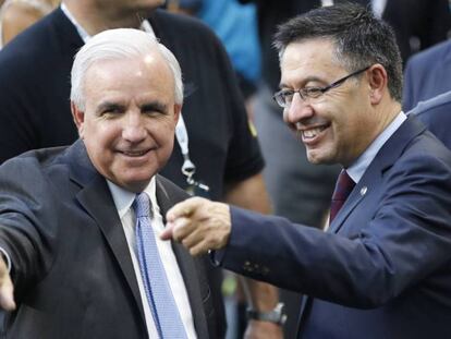 Bartomeu, derecha, con el alcalde de Miami.