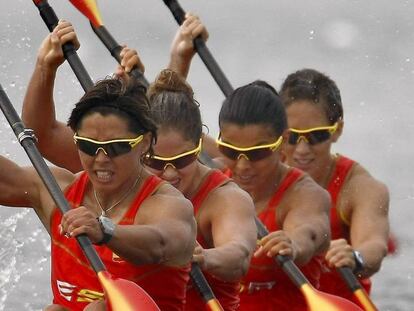 Manchón, en primer término, durante la prueba k-4 femenino de los Juegos de Pekín 2008.