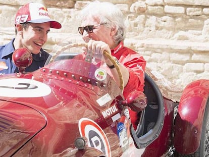 FOTO: Ángel Nieto junto a Marc Márquez, en una foto reciente. / VÍDEO: Sus familiares y amigos, a las puertas del hospital.