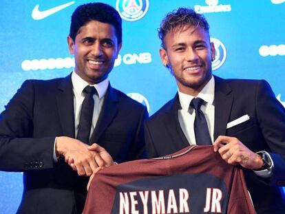 Neymar con el presidente del PSG, Nasser Al-Khelaifi.