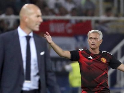 José Mourinho, durante la Supercopa de Europa, detrás de Zinedine Zidane. En vídeo, las declaraciones de Zizou tras el encuentro.