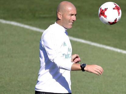 Zidane durante el entrenamiento de este sábado.