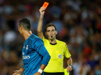 Cristiano Ronaldo ve la roja en el Camp Nou. En vídeo, las declaraciones de Zidane tras el encuentro.