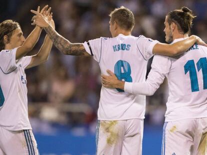 Modric, Kroos y Modric celebran el tercer gol del Madrid. En vídeo, las declaraciones de Sergio Ramos tras el partido.