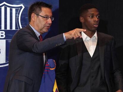 Josep Maria Bartomeu y Dembélé en la presentación del jugador francés.