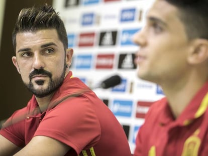 David Villa, junto a Marc Bartra, en la rueda de prensa de este martes en la Ciudad del Fútbol de Las Rozas.