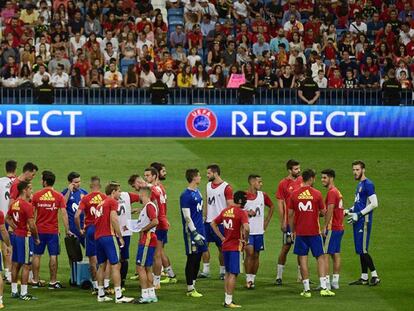 FOTO: La selección española, durante su entrenamiento en el Bernabéu. / VÍDEO: Declaraciones del capitán de la selección Italiana, Gianluigi Buffon.