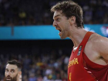 FOTO: Pau Gasol se queja tras una falta técnica. / VÍDEO: Declaraciones de Sergio Scariolo y Marc Gasol.