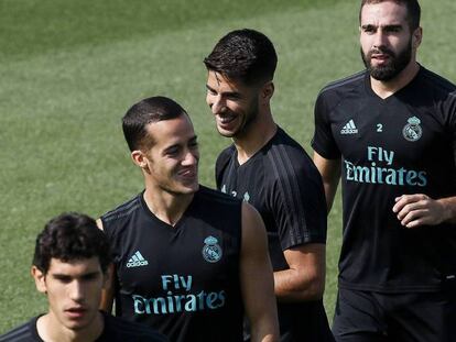 Asensio (el tercero de izquierda a derecha) sonríe entre Vallejo, Lucas y Carvajal.