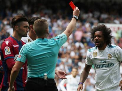FOTO: El árbitro Alejandro J. Hernández saca tarjeta roja a Marcelo. / VÍDEO: Declaraciones de los entrenadores tras el partido.