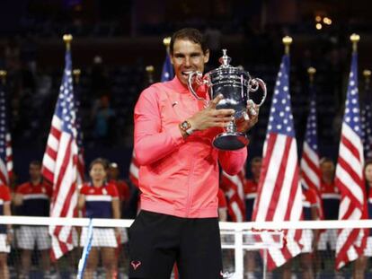 Nadal posa en la pista Arthur Ashe con el trofeo de campeón del US Open.