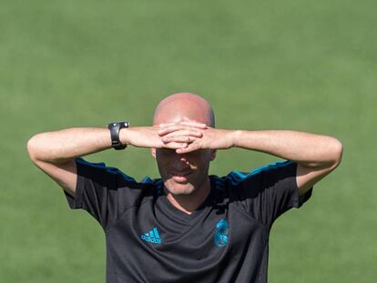 Zidane, durante el entrenamiento de este martes en Valdebebas. En vídeo la rueda de prensa.