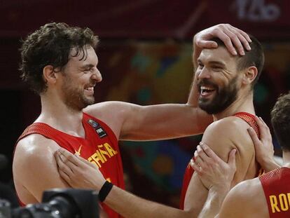 FOTO: Marc Gasol, felicitado por Pau y Sergio Rodríguez. / VÍDEO: Declaraciones del jugador Sergio Rodríguez tras el partido.