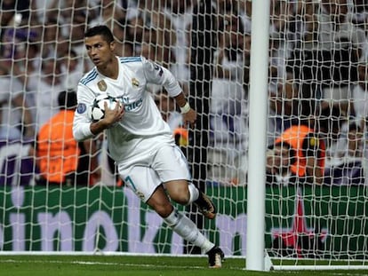 Cristiano coge el balón tras marcar el segundo del Madrid.