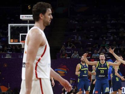 El equipo celebra el triunfo ante Pau Gasol. Juan Carlos Hidalgo EFE