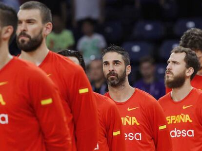 FOTO: Navarro minutos antes del partido ante Rusia. / VÍDEO: Ovación de sus compañeros.