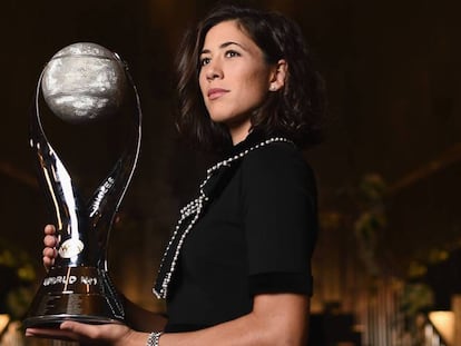 Muguruza posa con el trofeo de la número uno en Tokio.