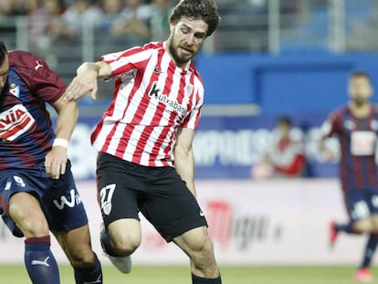 Yeray Alvarez (derecha), en un partido de la Liga disputado en abril de este año.