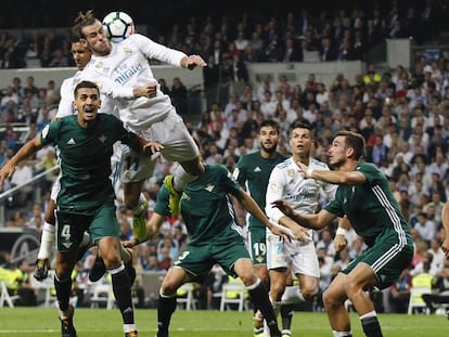 Bale intenta rematar de cabeza en el encuentro del miércoles contra el Betis.