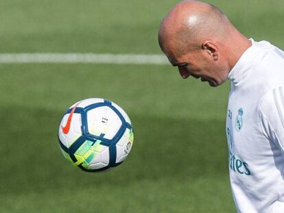Zidane, durante el entrenamiento del Madrid. Foto: EFE. Vídeo: ATLAS