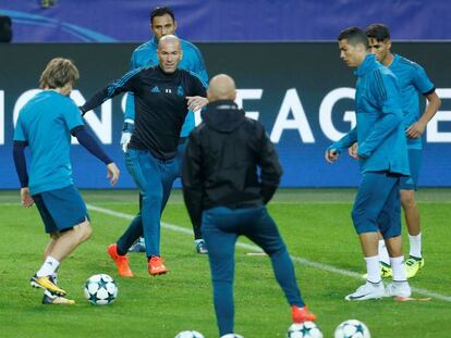 Modric, en el centro del rondo del Madrid en el Signal Iduna Park. En vídeo, declaraciones de Zinedine Zidane, entrenador del Real Madrid.